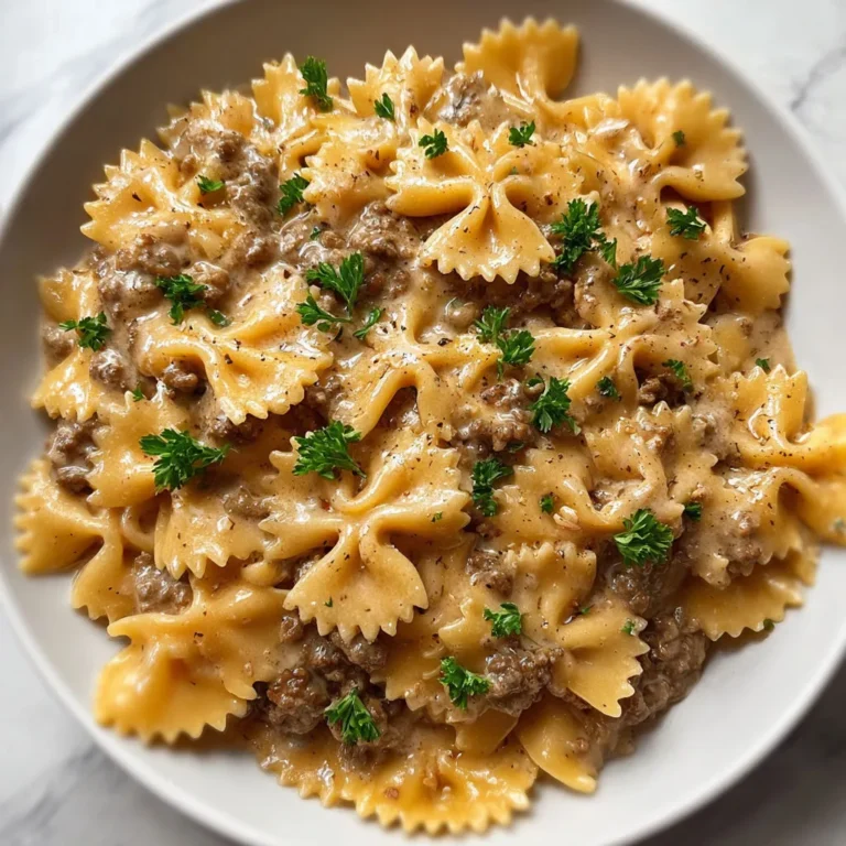 Délicieuses pâtes papillon à la viande en sauce crémeuse