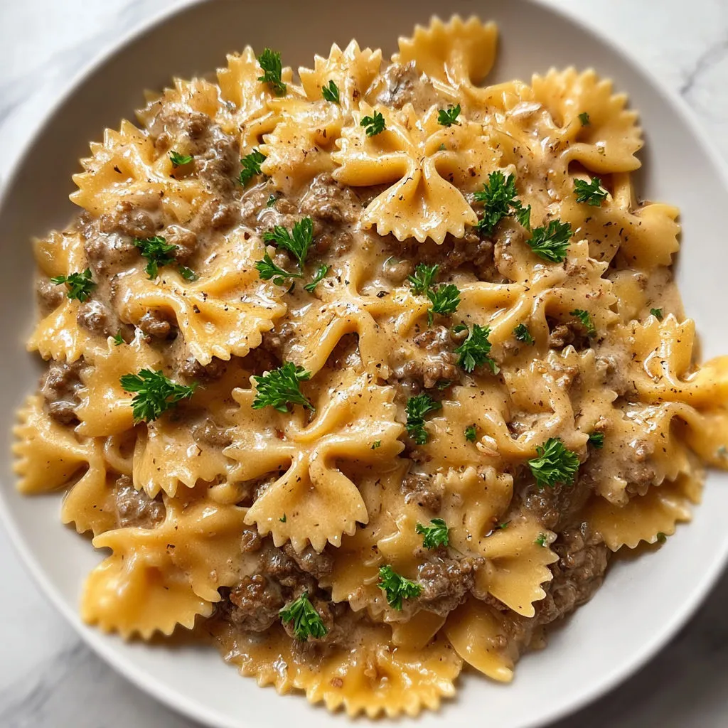 Délicieuses pâtes papillon à la viande en sauce crémeuse